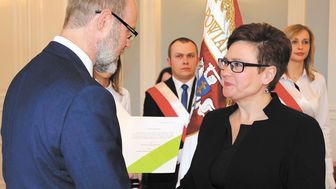 Renata Szczypa w trakcie odbioru nominacji na radną powiatu puławskiego
