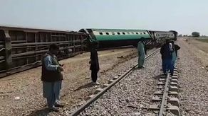Co najmniej 3 osoby zginęły w zamachu bombowym na pociąg w Pakistanie [wideo]