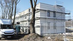 Budynek powstał na terenie istniejącego obiektu sportowego przy ul. Kolejowej