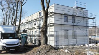 Budynek powstał na terenie istniejącego obiektu sportowego przy ul. Kolejowej