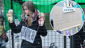 Ludzie w klatkach w centrum Lublina. Wywiesili także cennik ludzkich organów [zdjęcia]