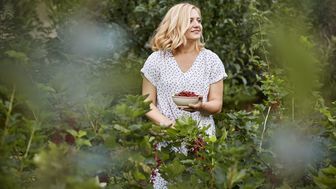 Barbara Chwesiuk

Założycielka i właścicielka firmy Bialcon istniejącej na rynku modowym ponad 20 lat. Dyrektor kreatywna marek Bialcon i Rabarbar, właścicielka Pałacu w Cieleśnicy oraz Manufaktury Cieleśnica. Laureatka licznych nagród, między innymi Lwa Koźmińskiego, Złotej Pętelki, Ambasadora Wschodu, Marki Lubelskiej, Gazeli Biznesu, Dobre bo Bialskie, Wawrzyna Podlasia, Wehikułu Czasu przyznawanego przez Gazetę Prawną, a także Lauru Konserwatorskiego za odrestaurowanie Pałacu w Cieleśnicy