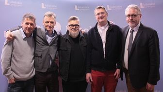 Na zdjęciu od lewej: dyrektor Aeroklubu Świdnik Krzysztof Janusz, rzecznik PLL Piotr Jankowski, reżyser Grzegorz Linkowski, scenarzysta Krzysztof Załuski i Andrzej Radek, zastępca burmistrza Świdnika