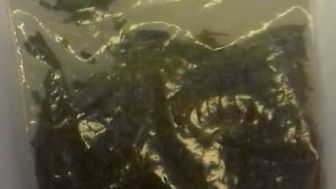 Mężczyzna leżał na chodniku w Kurowie. Był z nim utrudniony kontakt