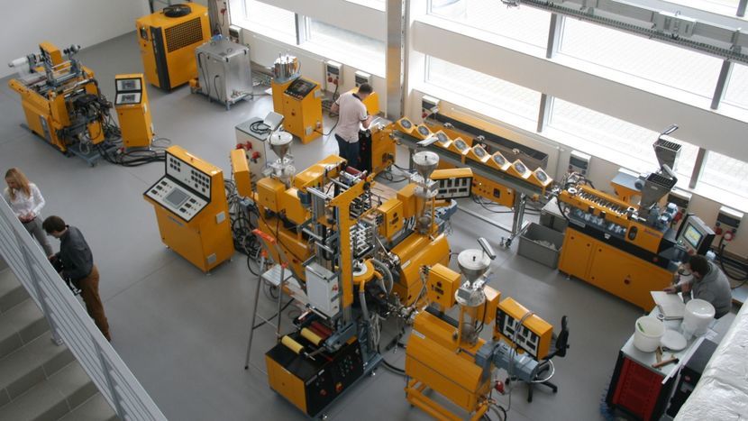 To jedno z laboratoriów Instytutu Nowych Syntez Chemicznych w Puławach. Urządzenia służą m.in. do opracowywania nowych materiałów biodegradowalnych<br />
