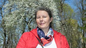 Ewa Trzaskowska. Absolwentka filozofii przyrody, ekolog, architekt krajobrazu. Zajmuje się zagadnieniami dotyczącymi kształtowania i ochrony krajobrazu otwartego, terenów zieleni miast, systemu przyrodniczego i wypoczynkowego. Znaczącą część jej zainteresowań stanowią tereny zieleni osiedlowej i ich znaczenie w kształtowaniu właściwego środowiska życia człowieka oraz siedlisk dla zwierząt. Jest członkiem Zespołu Ekspertów Zielonego Budżetu miasta Lublin.