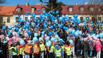 Biała Podlaska: Setki niebieskich balonów na Światowy Dzień Autyzmu