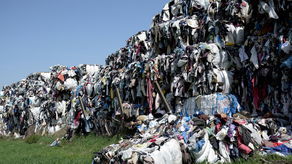 Przedsiębiorcy się kłócą, a tony ubrań nadal straszą przy drodze w Bełżycach. Sprzątnie gmina?