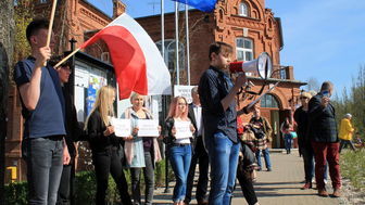 "Nie może być tak, że kasjerka w markecie zarabia więcej niż nauczyciel". Strajk uczniowski [zdjęcia, wideo]