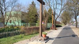 – Czy teraz znowu będą burzyć dopiero co wybudowany chodnik, aby przenieść krzyż?  – zastanawia się bialczanka.