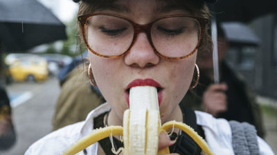 Bananowy protest w Lublinie przeciwko cenzurze sztuki [zdjęcia]