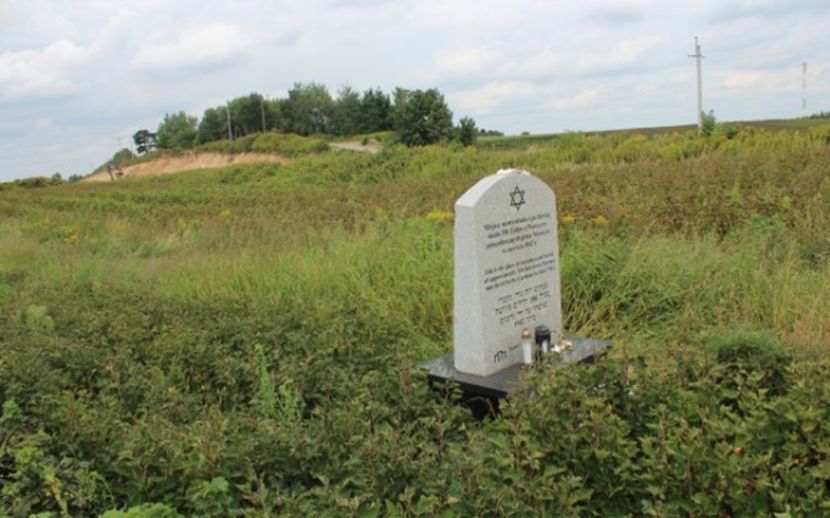 W pobliżu Klementowic w powiecie puławskim, na jednym z pól znajduje się grób, w którym pochowano ciała około 350 mężczyzn, polskich obywateli pochodzenia żydowskiego