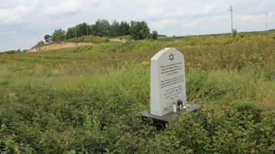 W pobliżu Klementowic w powiecie puławskim, na jednym z pól znajduje się grób, w którym pochowano ciała około 350 mężczyzn, polskich obywateli pochodzenia żydowskiego