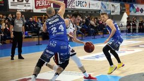 Uros Mirković (z piłką) w tym sezonie rzadko rozpoczynał mecze w pierwszej piątce