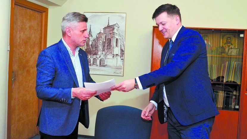Podpisy pod umową złożyli Krzysztof Paśnik (z prawej), burmistrz Lubartowa i Janusz Białek, prezes zarządu PRD Lubartów SA