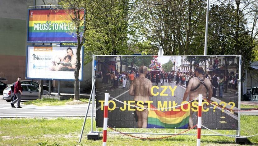 Golasy były odpowiedzią „grupy mieszkańców” na tęczowy billboard stowarzyszenia Marsz Równości<br />
