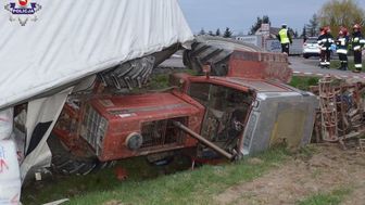 Lubelskie: Traktor i tir w rowie. Trzy osoby trafiły do szpitala