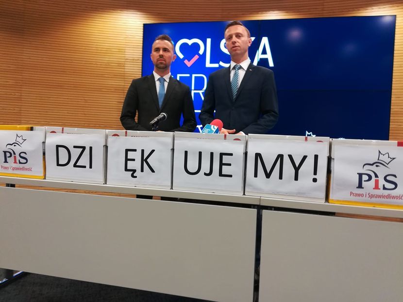 Dzisiaj działacze PiS pokazali podpisy pod listami do Parlamentu Europejskiego