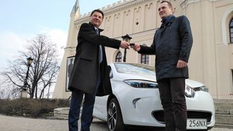 Ratusz na miesiąc dostał do testów samochód elektryczny. Koszt zużywanej przez auto energii to, według dystrybutora, 5 zł na 100 km