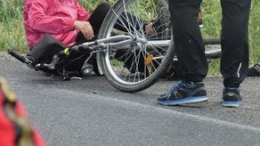 Kompletnie pijany rowerzysta w nocy na drodze krajowej. Jadąc przewracał się na jezdnię