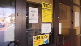 Biała Podlaska: Wszystkie szkoły strajkują. "Część uczniów poszło do kina i na rekolekcje"