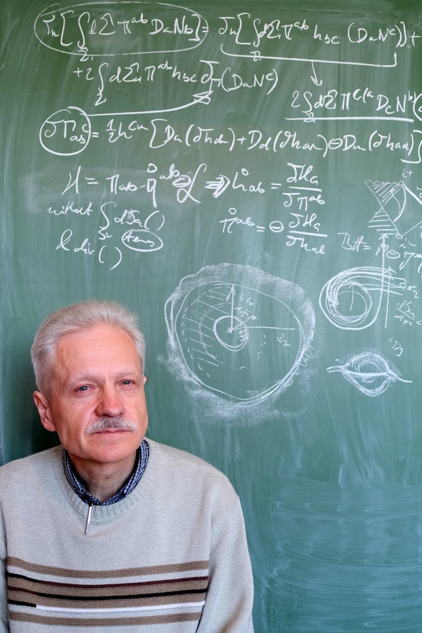 Profesor dr hab. Marek Rogatko z Katedry Fizyki Teoretycznej Instytutu Fizyki UMCS