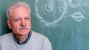 Profesor dr hab. Marek Rogatko z Katedry Fizyki Teoretycznej Instytutu Fizyki UMCS