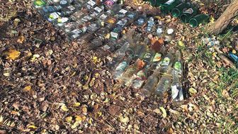 Puławy: To nie las, to dzikie wysypisko śmieci. "Uznałem, że skoro mamy Wielki Post, to zrobię coś pożytecznego dla innych"