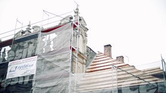 W Kamienicy Celejowskiej trwa m.in. czyszczenie elewacji, wymiana belek stropowych i układanie instalacji
