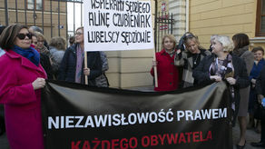 Lublin: Sędzia ukarana za wyrok. Sędziowie wyszli na ulicę z transparentami [zdjęcia, wideo]