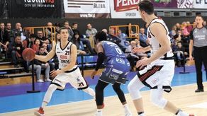 Podopieczni trenera Davida Dedka mocno zredukowali swoje szanse na awans do najlepszej ósemki, kiedy doznali zaskakującej porażki ze Spójnią Stargard
