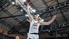 Uros Mirković w meczu z Treflem Sopot popisał się efektownym wsadem. W spotkaniu ze Spójnią też powinien mieć okazję do atrakcyjnych zagrań