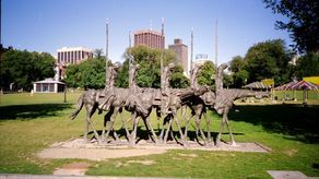 Pomnik „Partyzanci” w Bostonie autorstwa Andrzeja Pityńskiego. Od lewej: Aleksander Pityński „Kula”, Adam Kusz „Garbaty”, Stanisław Pelczar „Majka”, Michał Krupa „Wierzba”, Józef Zadzierski „Wołyniak” 3
Fot. Wikipedia
