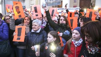 Na zdjęciu jedna z manifestacji poparcia ze strajkującymi. Nauczycielski zostanie zawieszony w sobotę o godz. 6 rano 