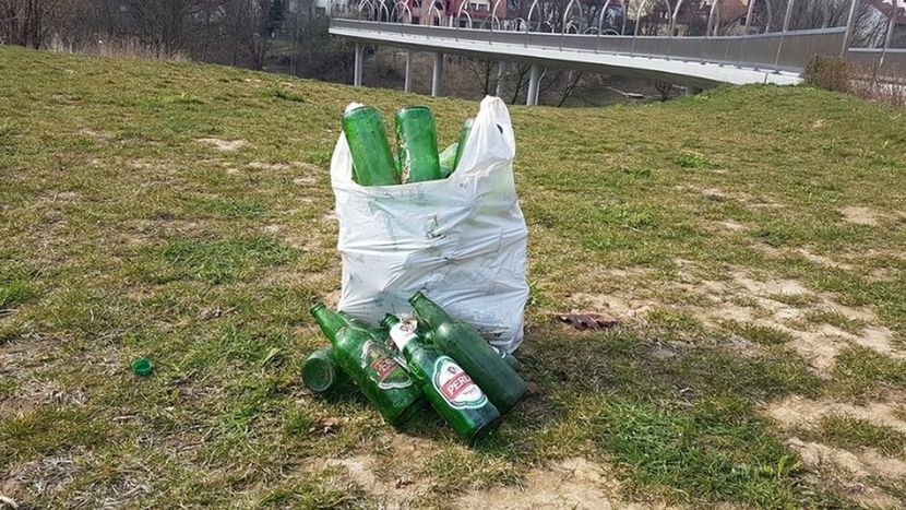- Nawet 70 proc. zbieranych przez nas śmieci to bezzwrotne butelki po Perle – mówi Tomasz Futyma, inicjator trwającej już kilka tygodni akcji „Posprzątajmy Lublin”.