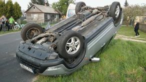 Dachowanie auta. Na szczęście nikomu nic poważnego się nie stało [ZDJĘCIA]