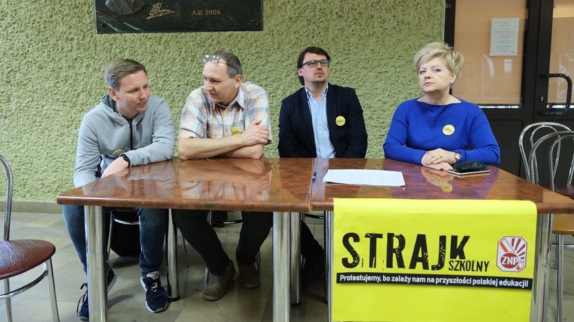 Przy stolikach przy wejściu do szkół przez cały dzień siedzą członkowie komitetu strajkowego. Tak było w środę w Szkole Podstawowej nr 16 w Lublinie