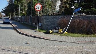 Skończyli jazdę na ogrodzeniu. 17-latek uderzył głową w słupek