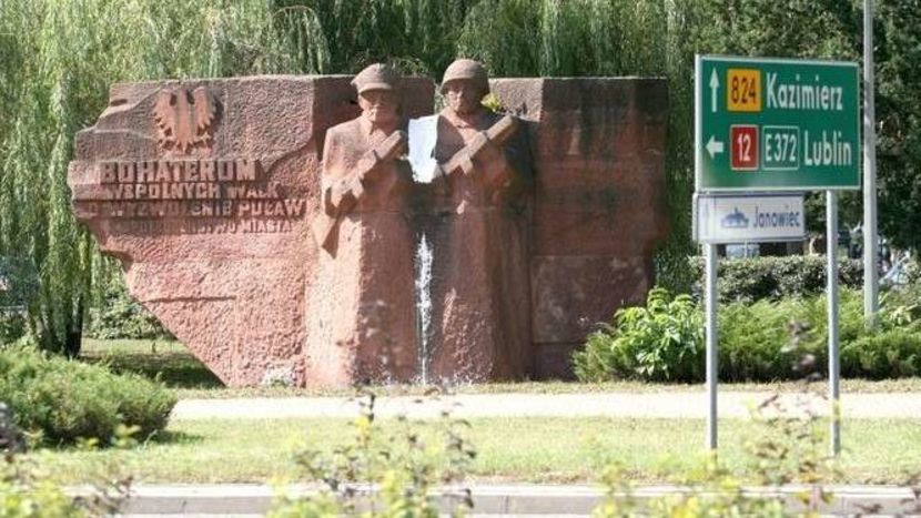 Ponad rok po zburzeniu kontrowersyjnego pomnika "Wspólnych walk o wyzwolenie Puław" miejscy radni nadal są podzieleni. 