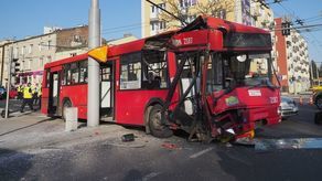 Rozbiła miejski autobus na latarni, 20 osób z obrażeniami. Kobieta stanie przed sądem