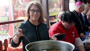 Beata Mazurek nalewała barszcz. Śniadanie wielkanocne na dworcu autobusowym [zdjęcia]