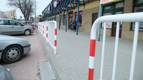 Część barierek przy zatoczce parkingowej na wysokości numeru 1 zostało zdemontowanych

