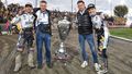 Jakub Kępa (drugi od prawej) świętuje mistrzostwo Nice 1. Ligi Żużlowej razem ze swoim ojcem Markiem Kępą (drugi od lewej), Pawłem Miesiącem (z lewej) i Robertem Lambertem (z prawej)