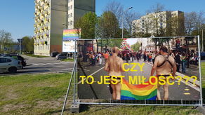 Banery z nagimi mężczyznami w Świdniku. Radny: "Trzeba być naprawdę zboczeńcem, żeby coś takiego postawić na rondzie"