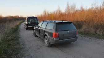 Zobaczył strażników granicznych, przyspieszył i rzucił się do ucieczki