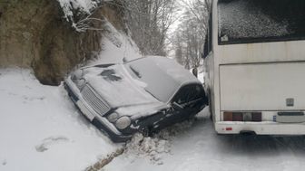 Zimą szkolny autobus wiozący dzieci zaczął się osuwać i uderzył w auto, które wpadło w głęboką kolein. Droga przez długi czas była zablokowana
