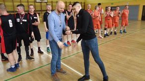 Jakub Mazurek (z prawej) wręcza statuetkę MVP Piotrowi Ostrowskiemu
