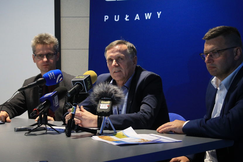 Julian Krawczyński (w środku) były prezes rozwiązanej spółki Elektrownia Puławy w towarzystwie prezesa Krzysztofa Bednarza (z lewej) i szefa pionu energetycznego w puławskich Azotach opowiadali o zaletach budowy nowego bloku węglowo-parowego