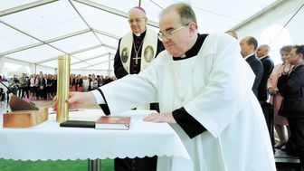 Na zdjęciu piątkowa uroczystość wmurowania kamienia węgielnego pod nową część szpitala