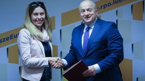 Elżbieta Jędruszczak, właścicielka Zamojskiego Centrum Edukacji Enigma i Jarosław Stawiarski, marszałek województwa